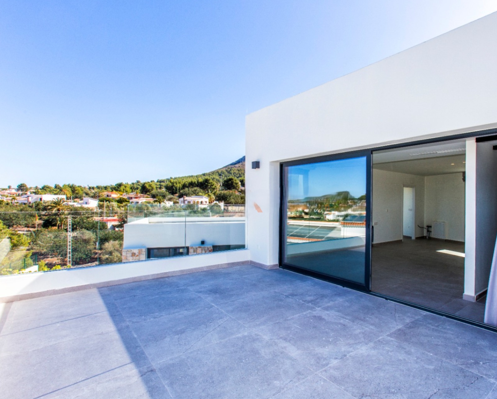 Villa à vendre à Denia avec 4 chambres et une piscine.
