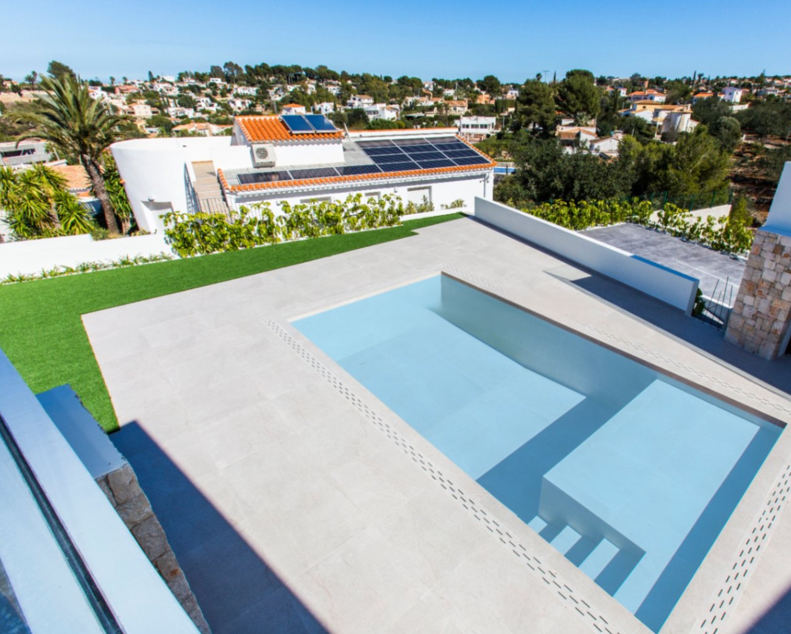 Villa à vendre à Denia avec 4 chambres et une piscine.
