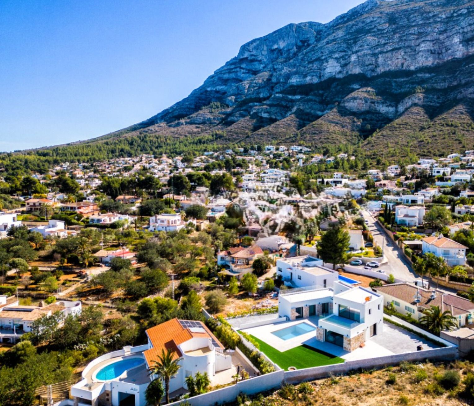 Villa à vendre à Denia avec 4 chambres et une piscine.