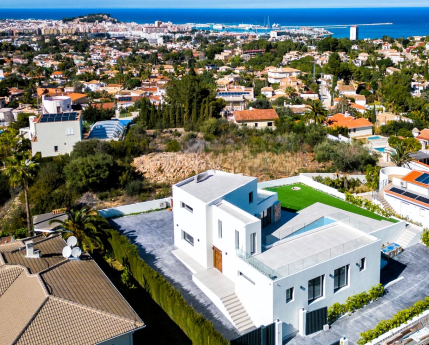 Villa à vendre à Denia avec 4 chambres et une piscine.