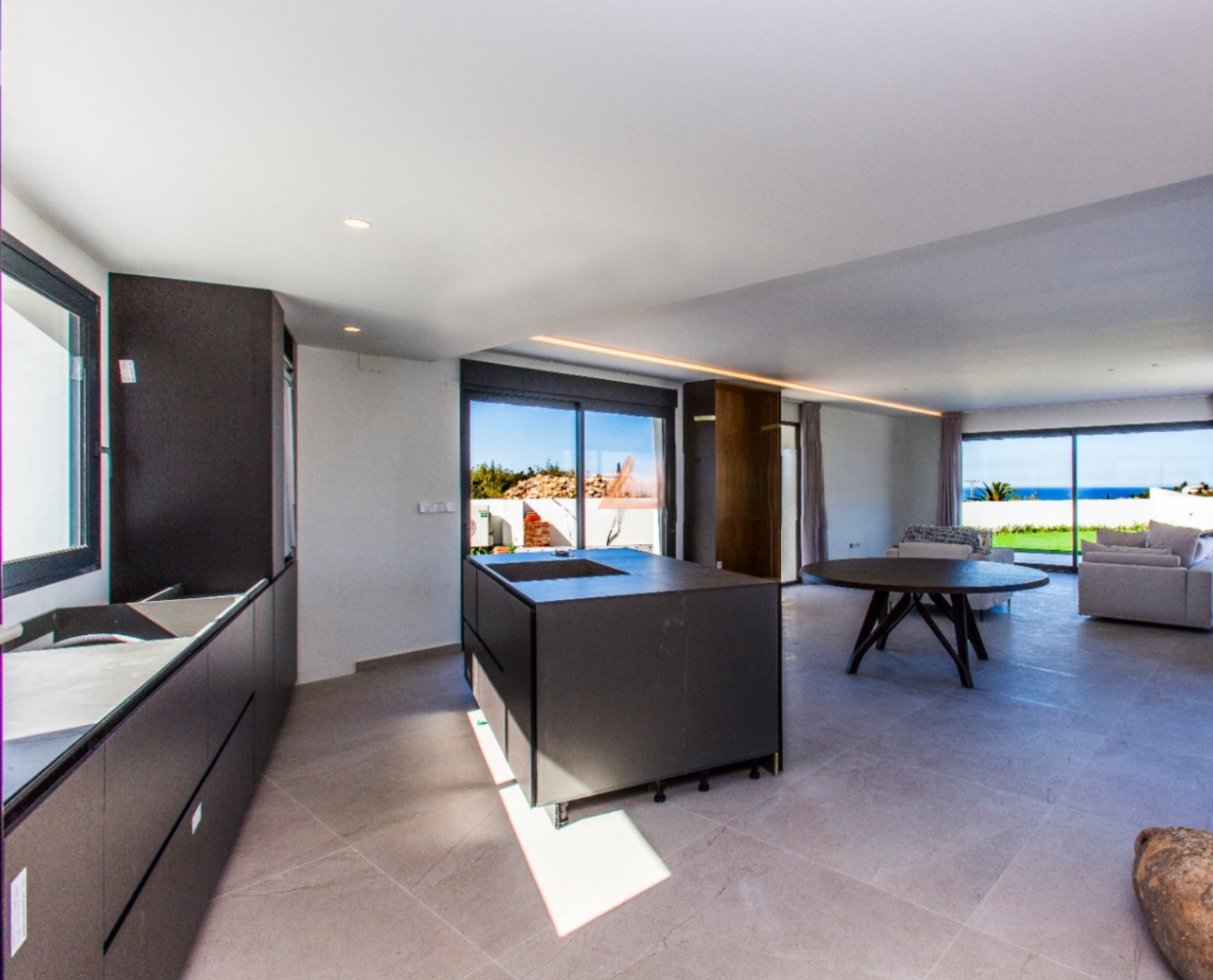 Villa à vendre à Denia avec 4 chambres et une piscine.