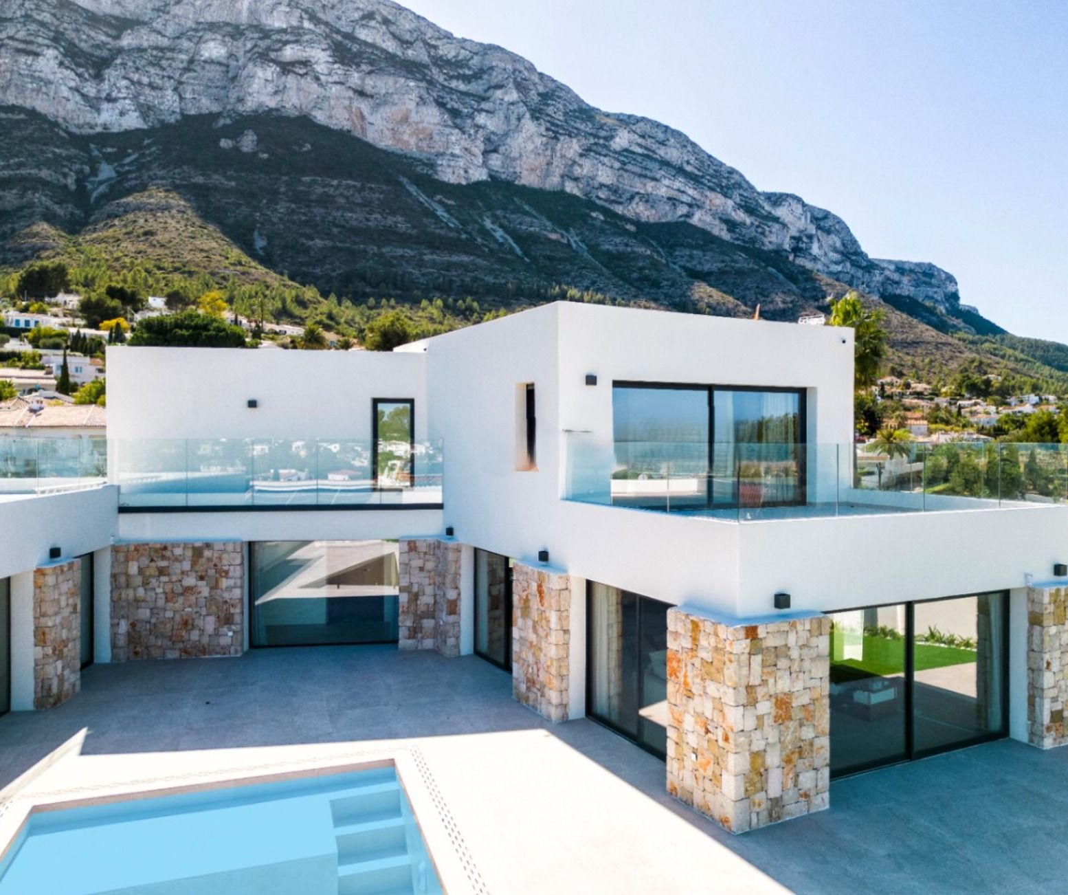 Villa à vendre à Denia avec 4 chambres et une piscine.