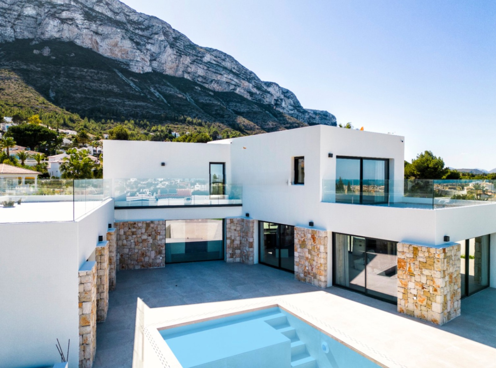 Villa à vendre à Denia avec 4 chambres et une piscine.