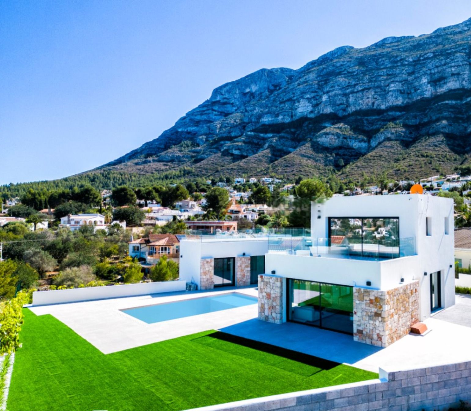 Villa à vendre à Denia avec 4 chambres et une piscine.