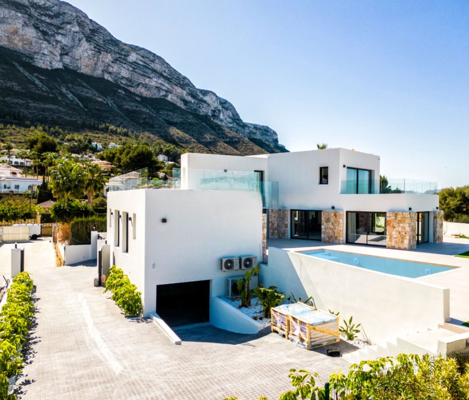 Villa à vendre à Denia avec 4 chambres et une piscine.