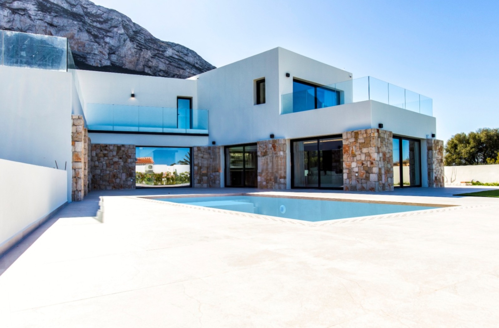 Villa à vendre à Denia avec 4 chambres et une piscine.