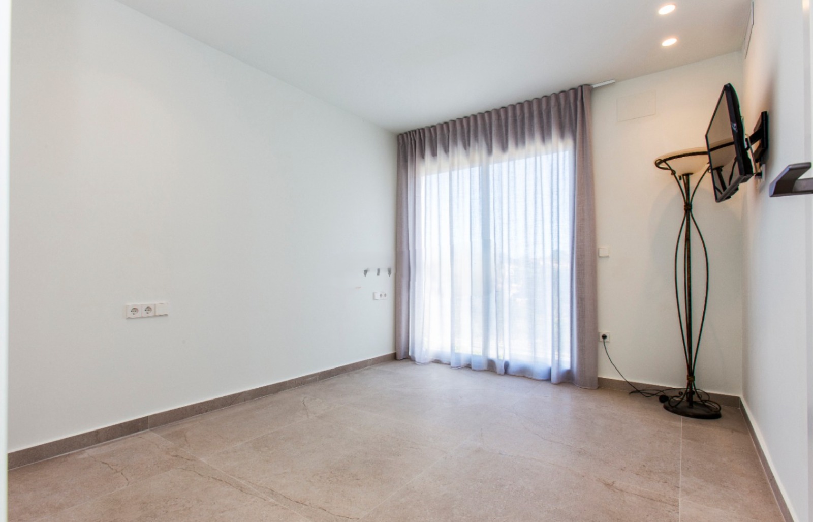 Villa à vendre à Denia avec 4 chambres et une piscine.