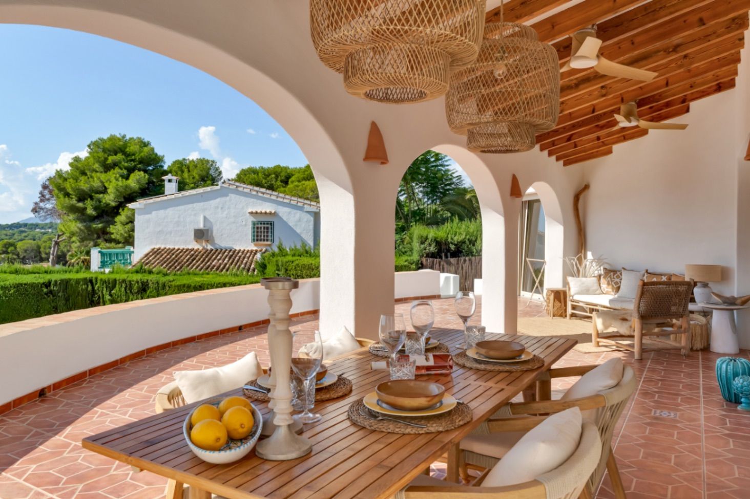 Villa de estilo ibicenco con vistas al mar en Moraira
