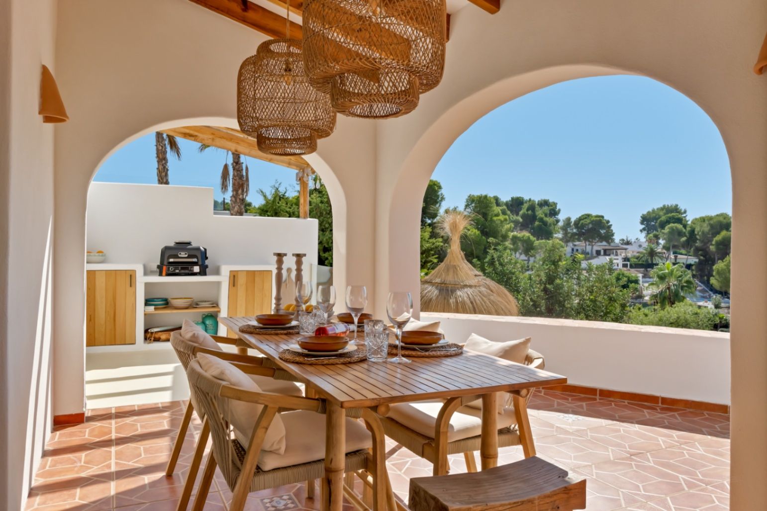 Villa de estilo ibicenco con vistas al mar en Moraira