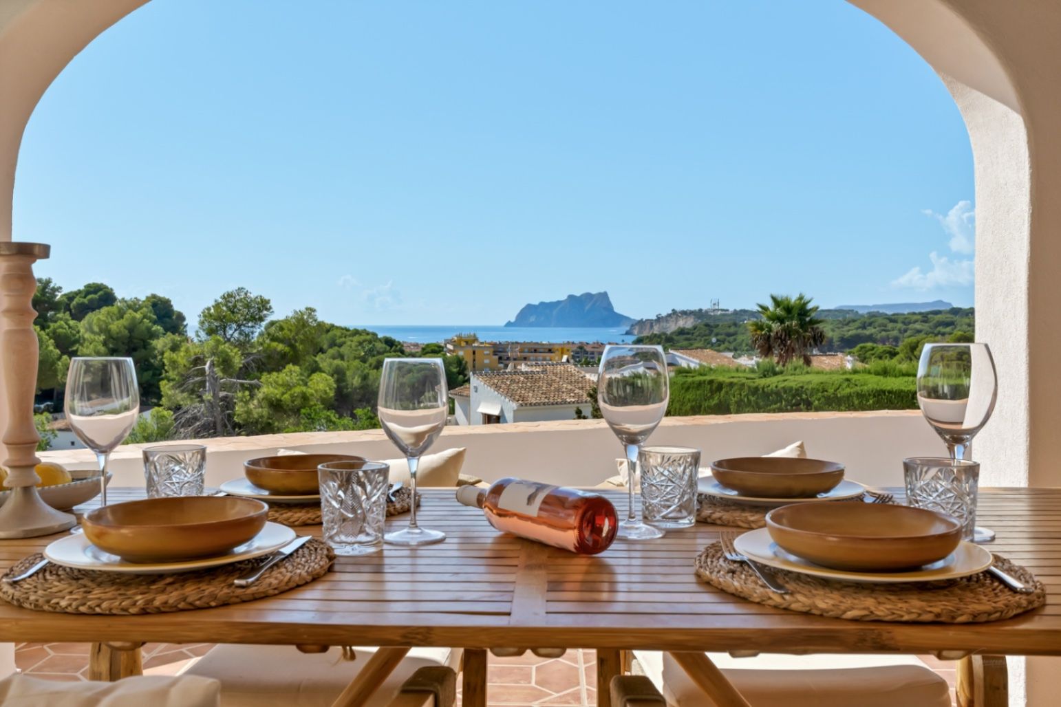 Villa de estilo ibicenco con vistas al mar en Moraira