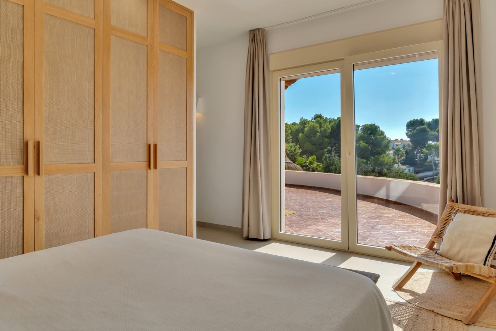 Villa de estilo ibicenco con vistas al mar en Moraira