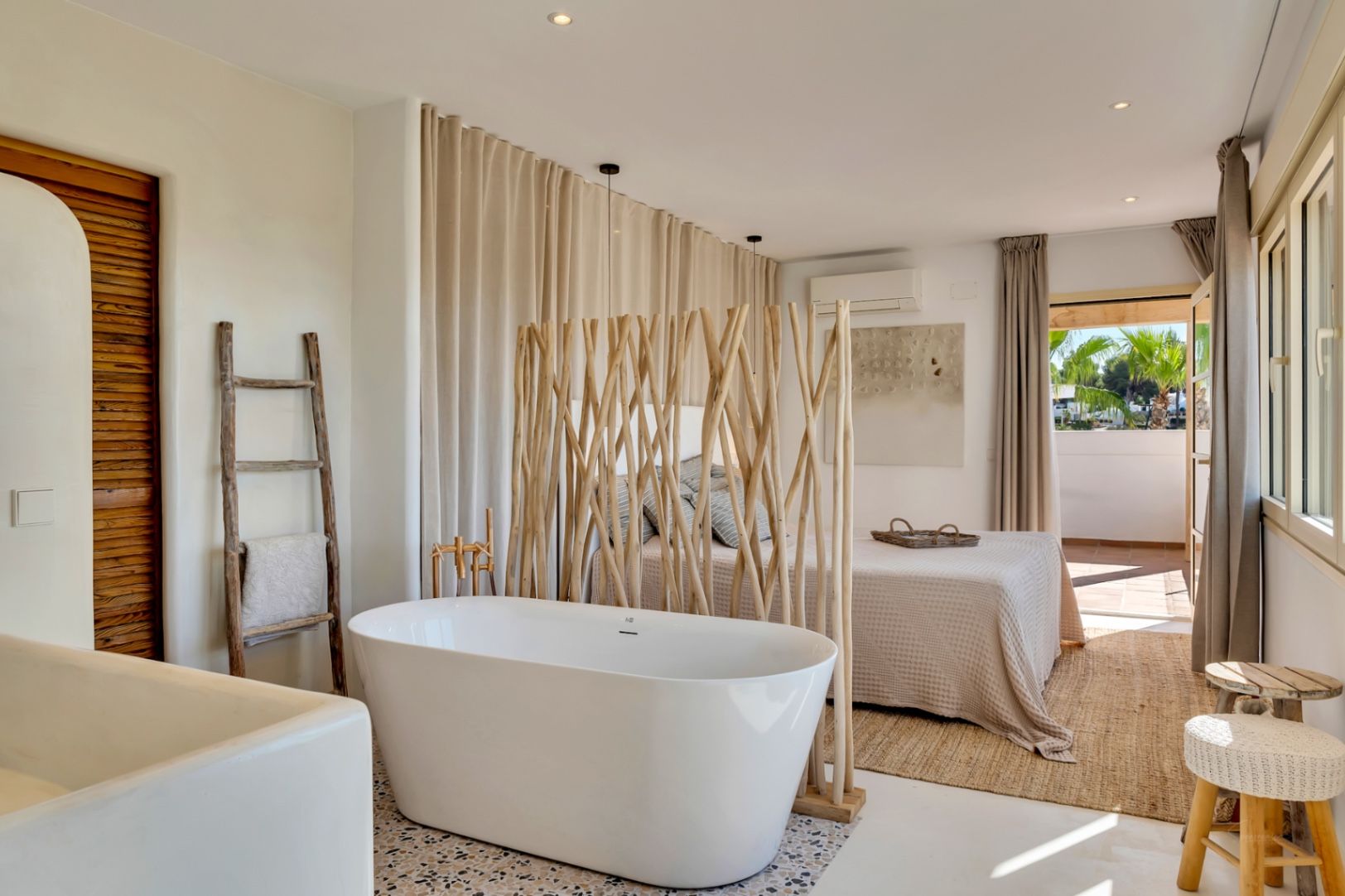 Villa de estilo ibicenco con vistas al mar en Moraira