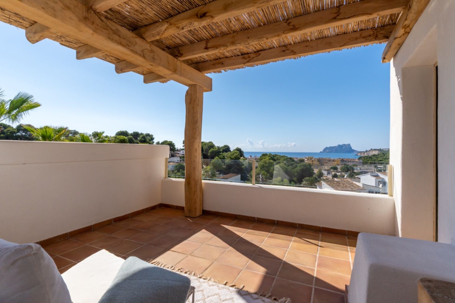 Villa de estilo ibicenco con vistas al mar en Moraira