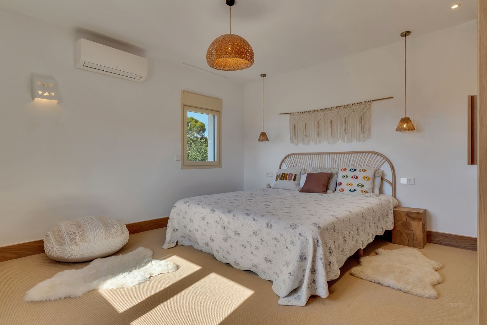 Villa de estilo ibicenco con vistas al mar en Moraira