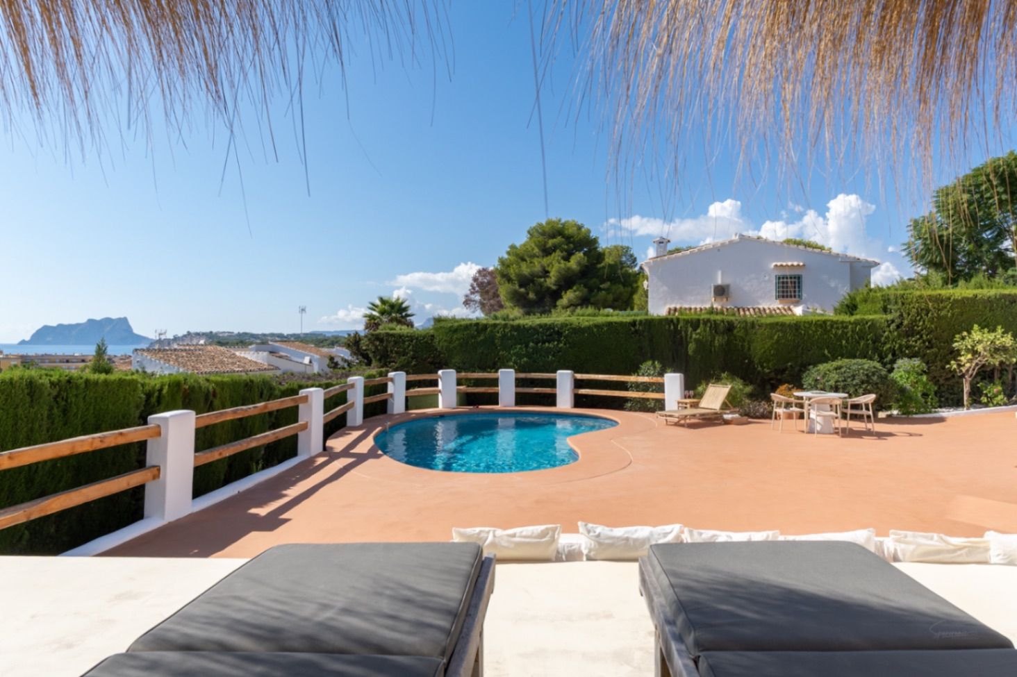Villa de estilo ibicenco con vistas al mar en Moraira