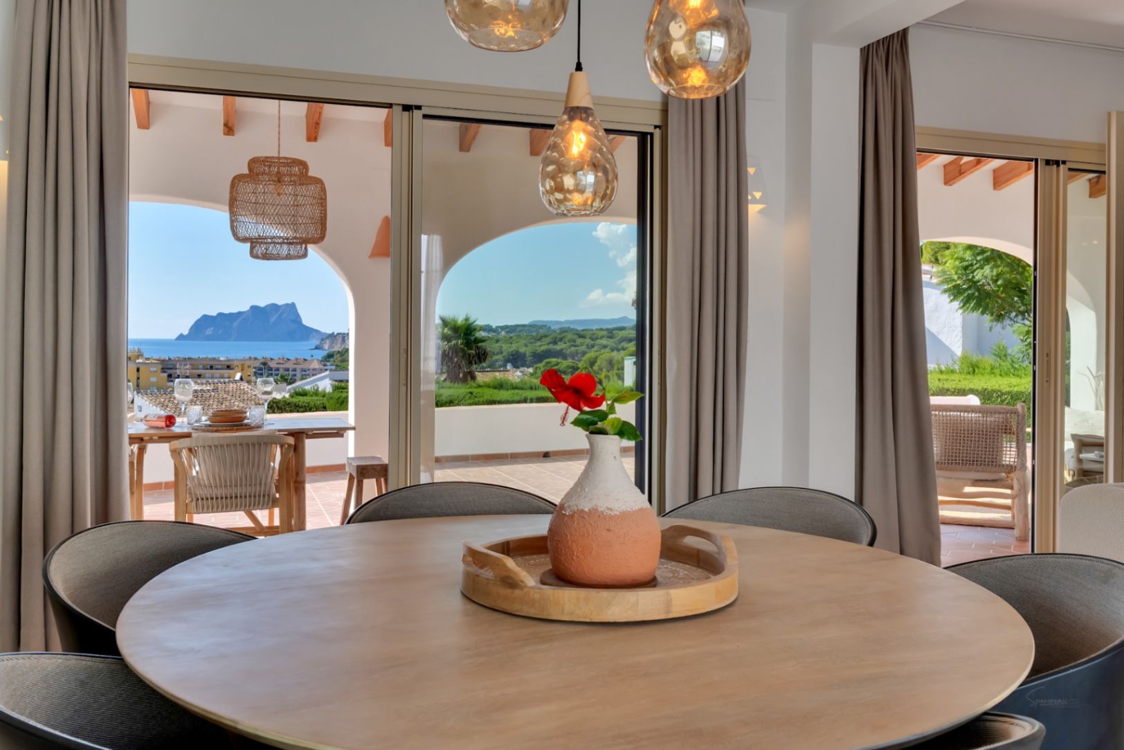 Villa de estilo ibicenco con vistas al mar en Moraira