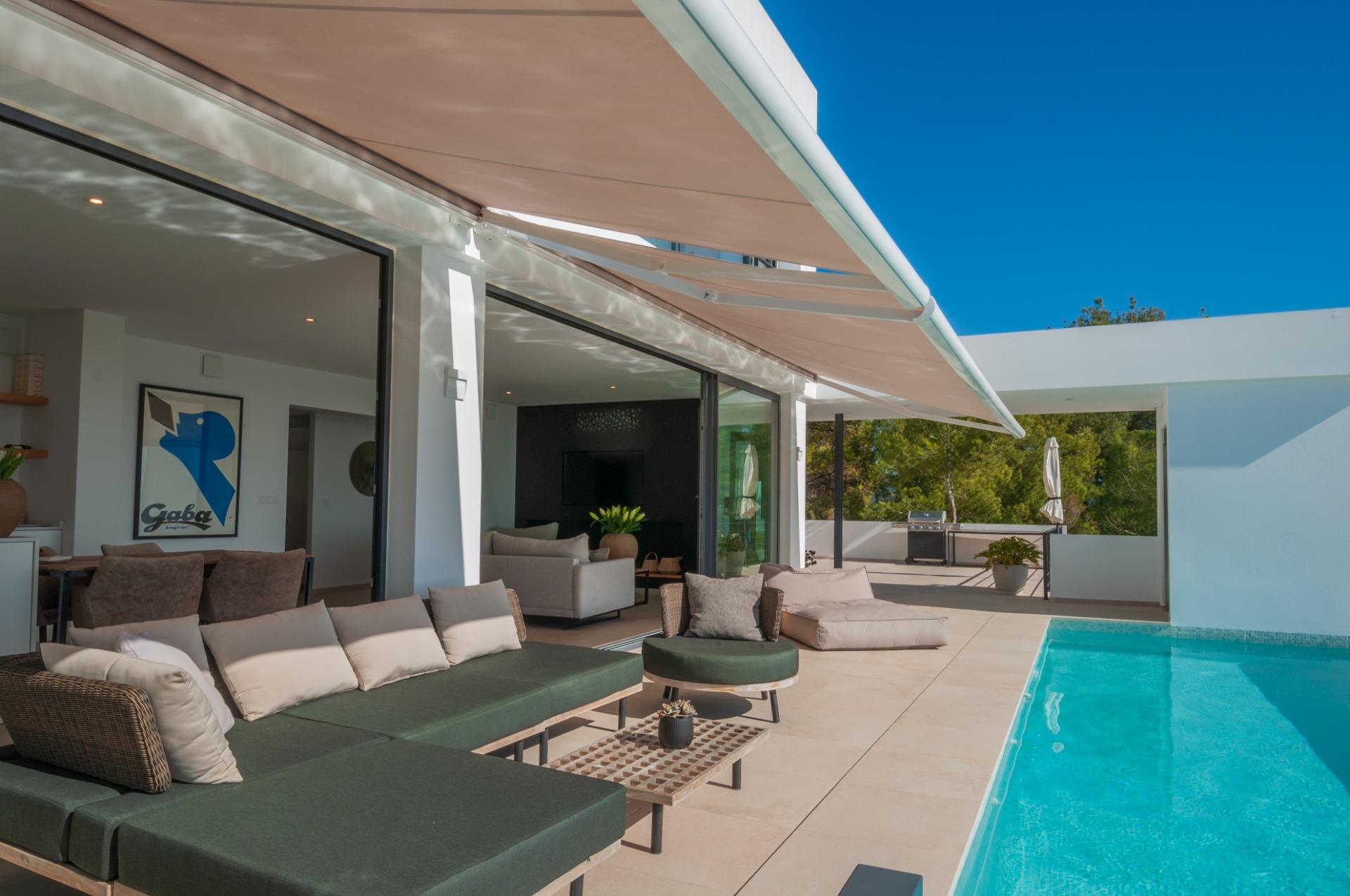 Modern villa with sea views in Moraira