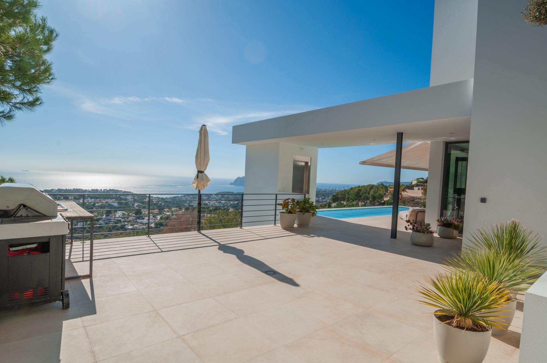 Modern villa with sea views in Moraira