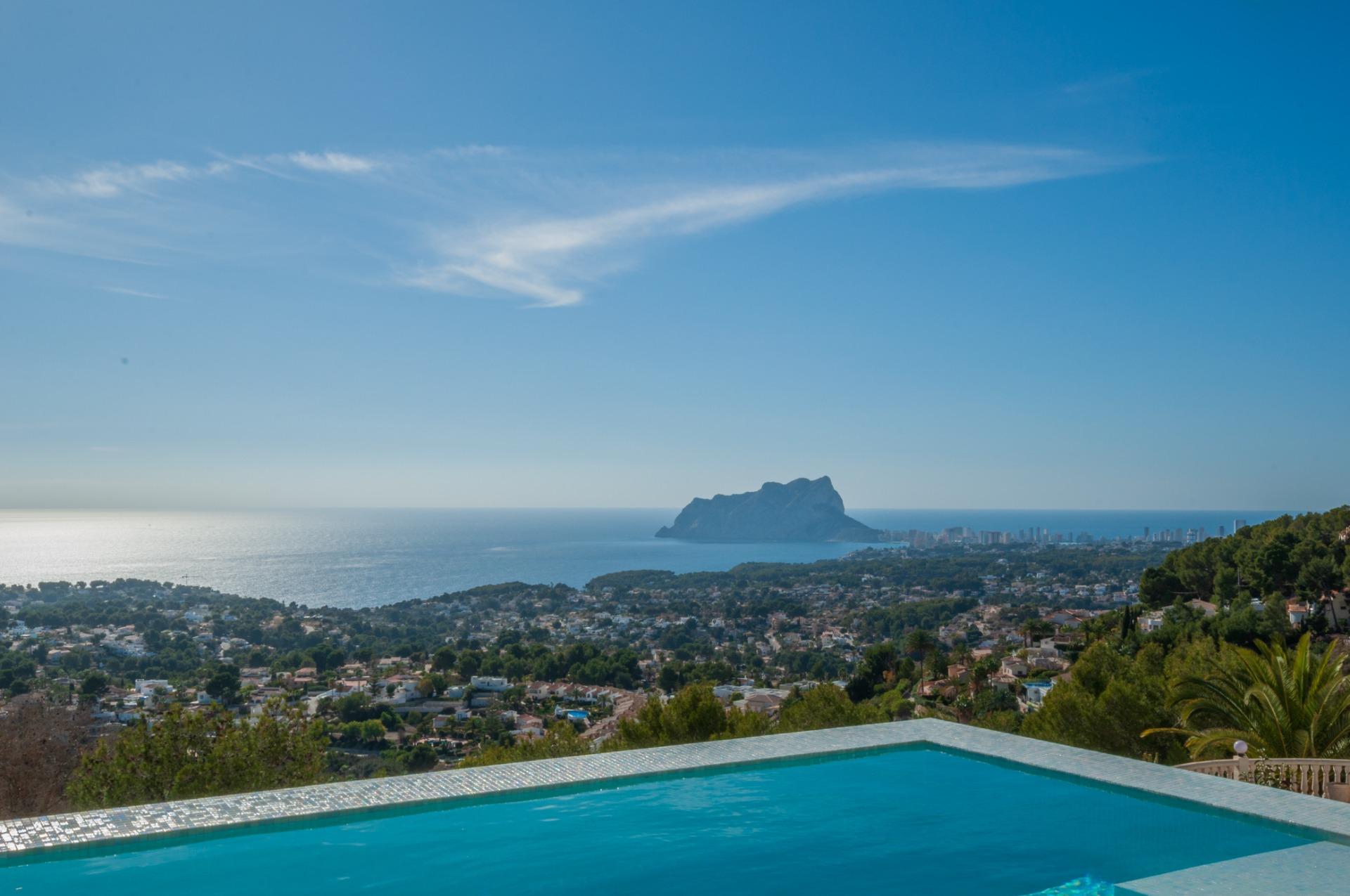 Modern villa with sea views in Moraira