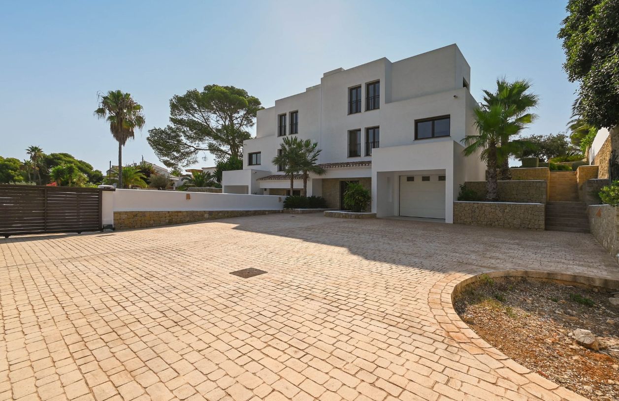 Exklusiv renoverad medelhavsvilla med havsutsikt i Moraira