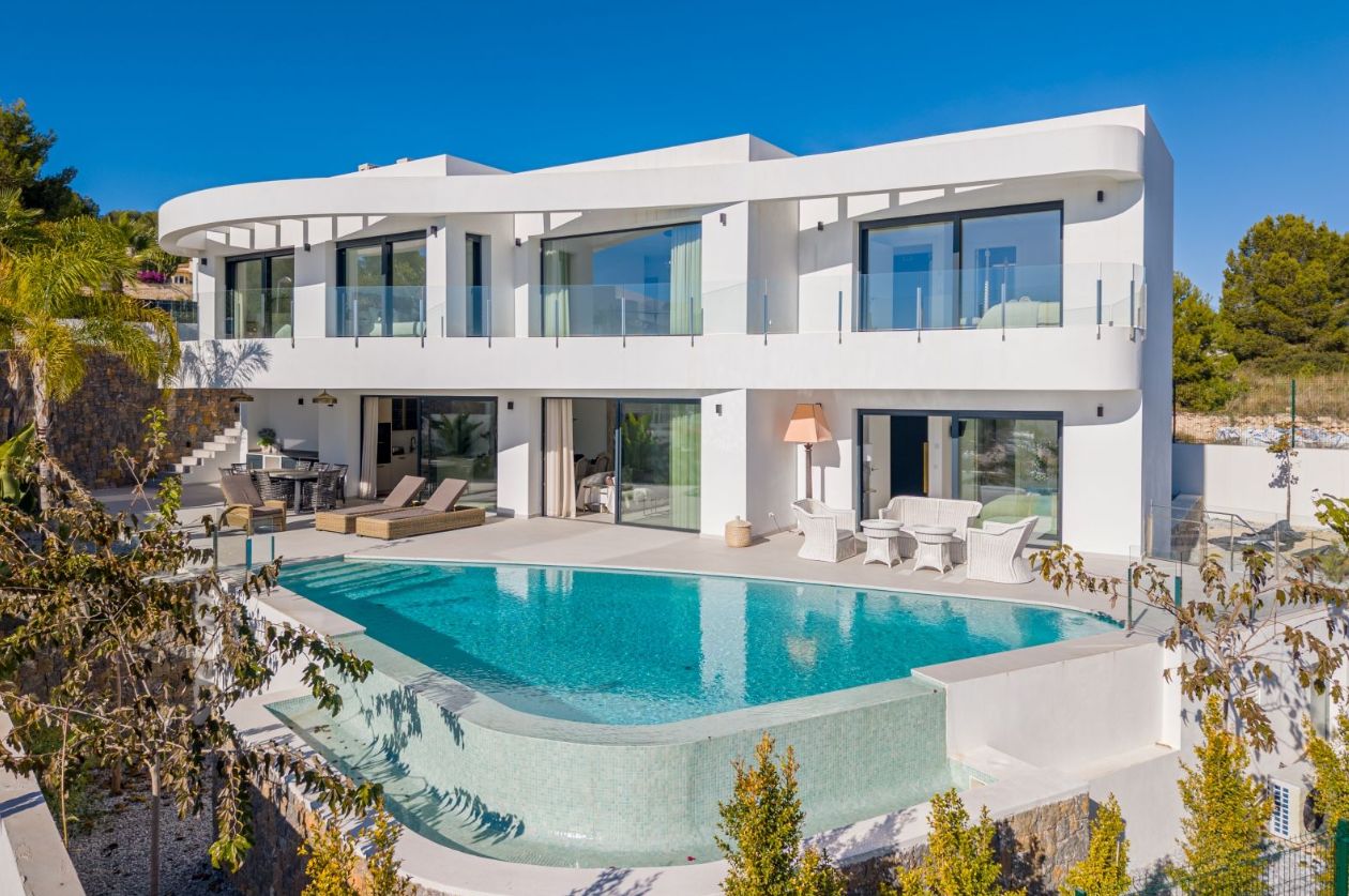 Villa spectaculaire neuve avec vue panoramique sur la mer à Moraira.