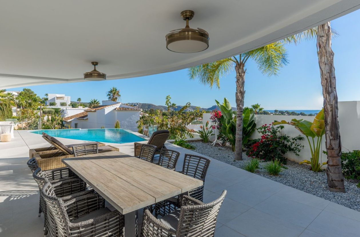 Villa spectaculaire neuve avec vue panoramique sur la mer à Moraira.