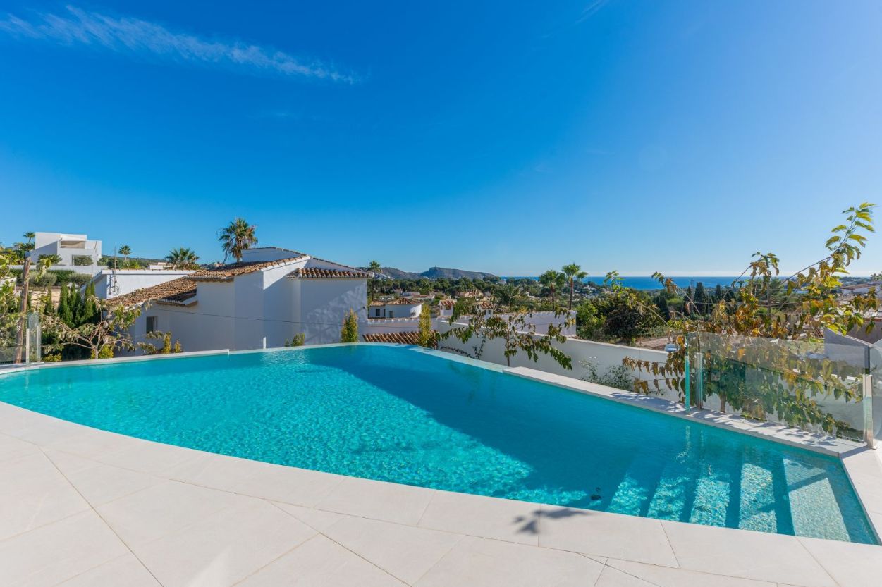 Villa spectaculaire neuve avec vue panoramique sur la mer à Moraira.