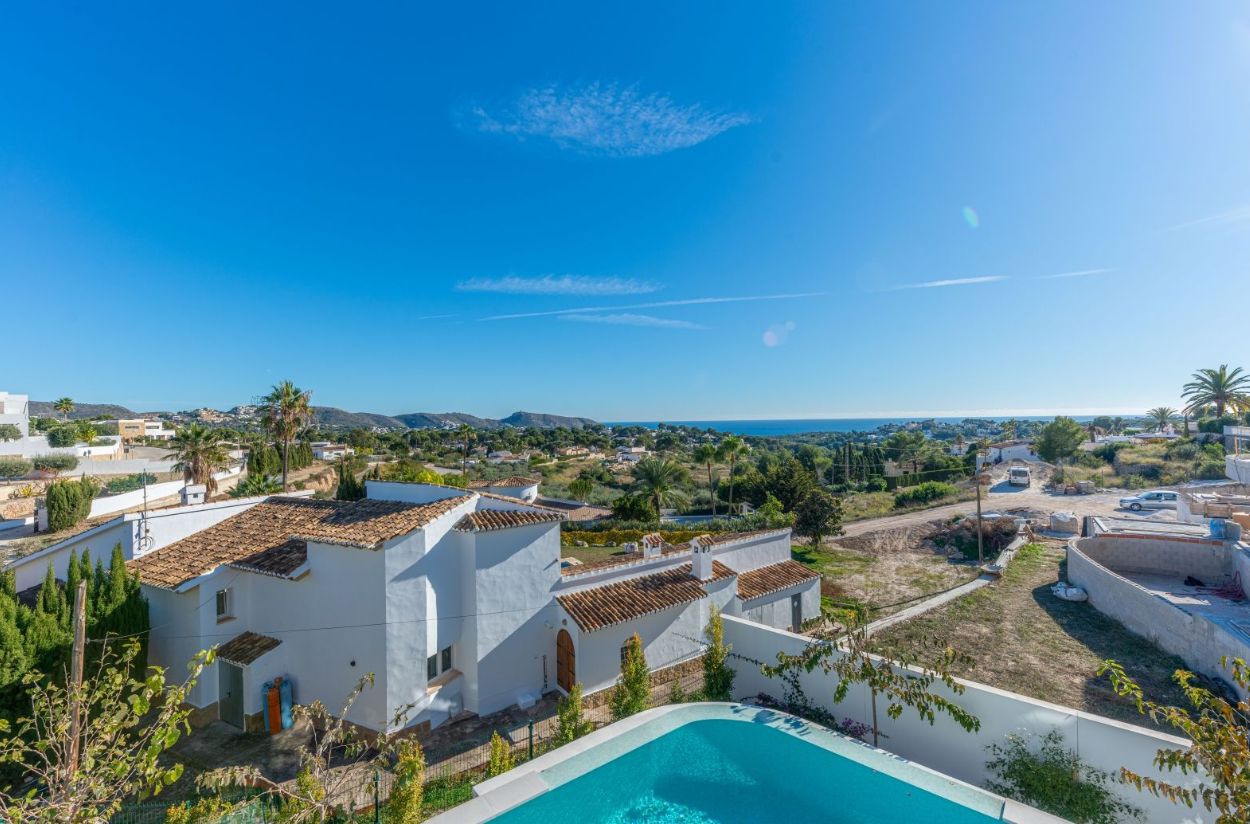 Villa spectaculaire neuve avec vue panoramique sur la mer à Moraira.