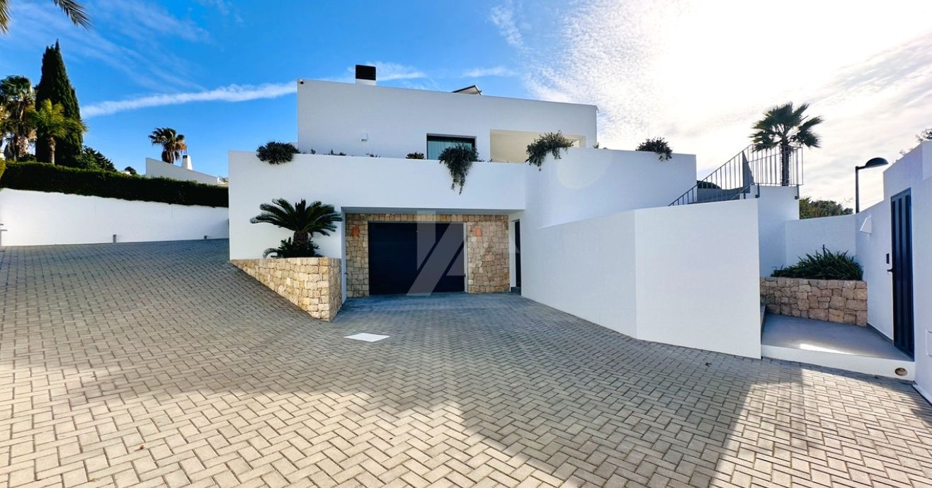 Villa moderne exclusive de plain-pied à Moraira, à deux pas de la mer et de tous les services.