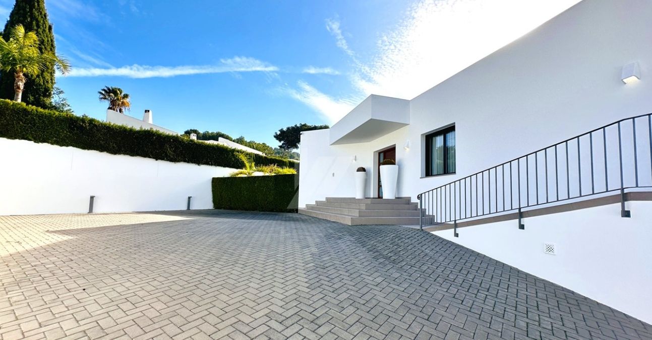 Villa moderne exclusive de plain-pied à Moraira, à deux pas de la mer et de tous les services.
