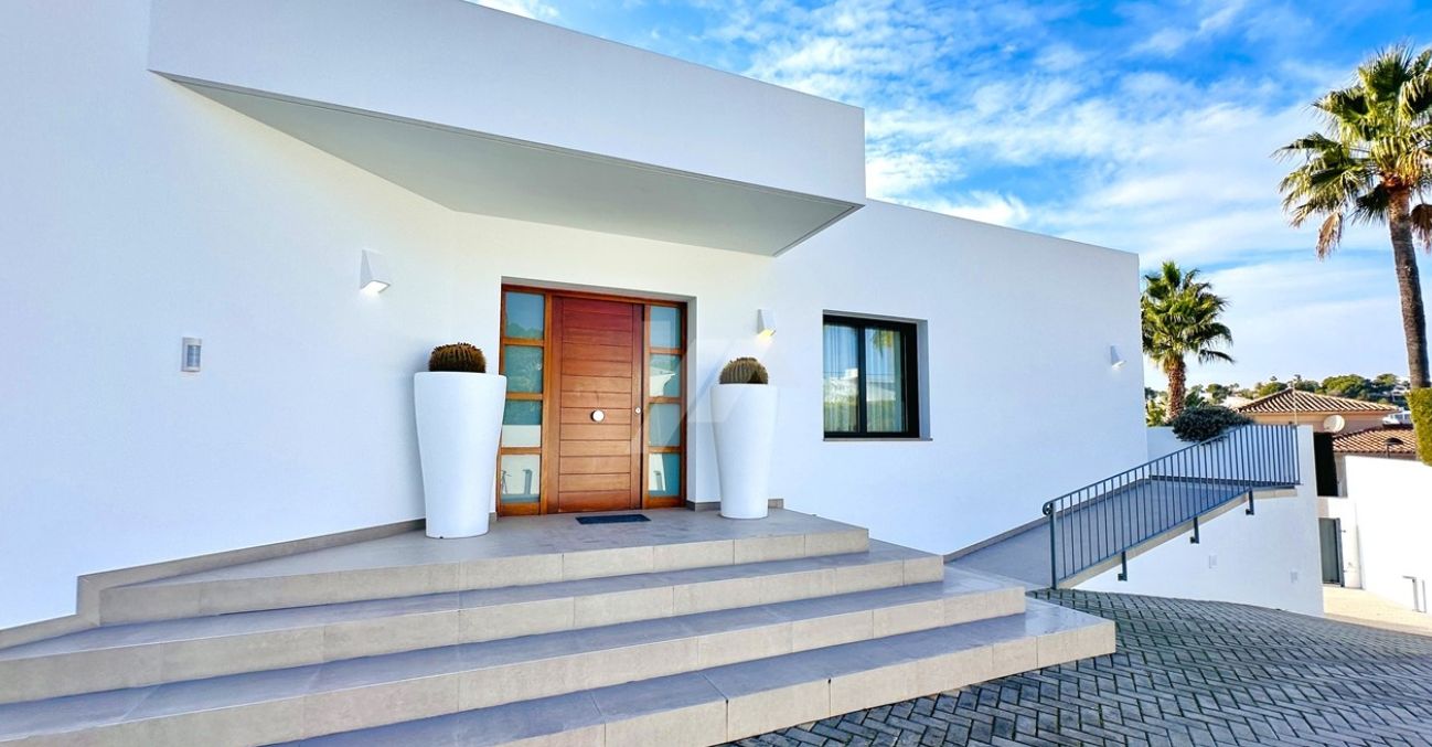 Villa moderne exclusive de plain-pied à Moraira, à deux pas de la mer et de tous les services.