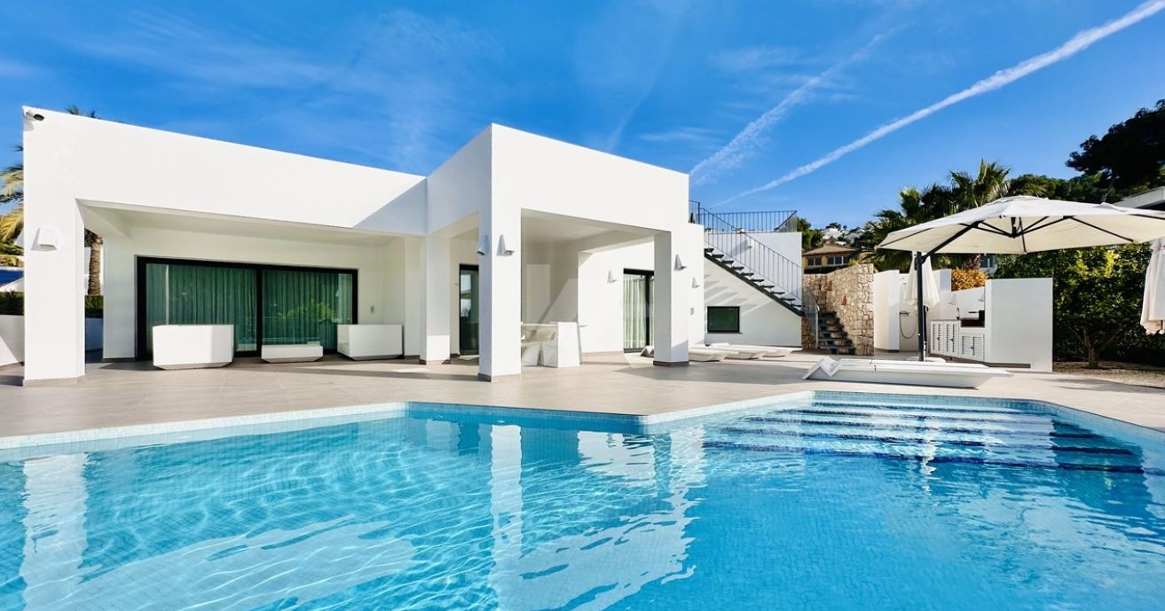 Villa moderne exclusive de plain-pied à Moraira, à deux pas de la mer et de tous les services.