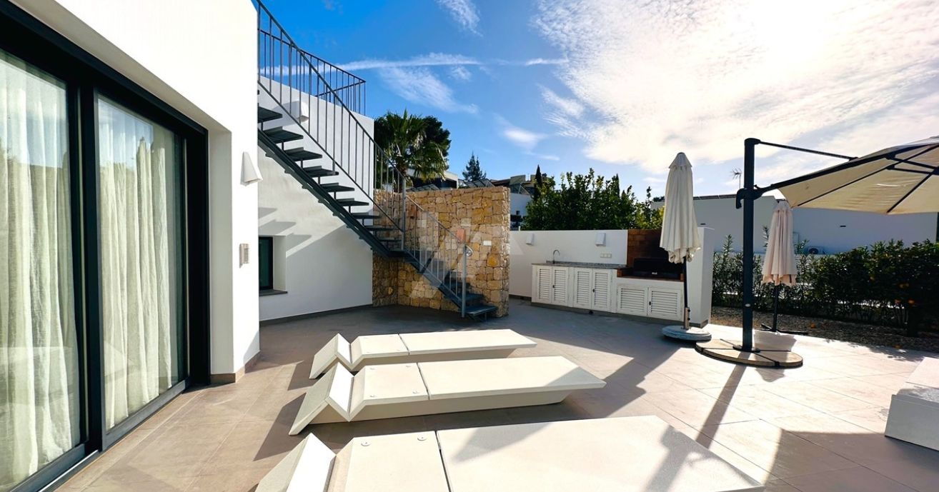 Villa moderne exclusive de plain-pied à Moraira, à deux pas de la mer et de tous les services.