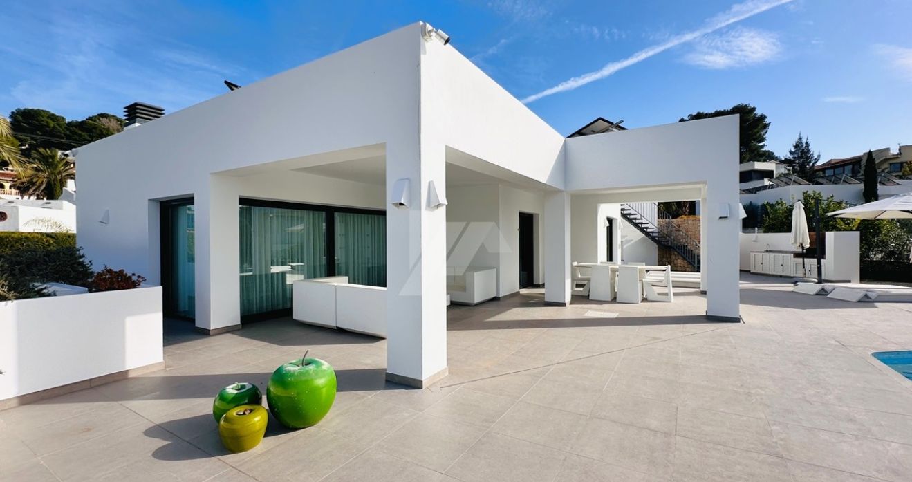 Villa moderne exclusive de plain-pied à Moraira, à deux pas de la mer et de tous les services.