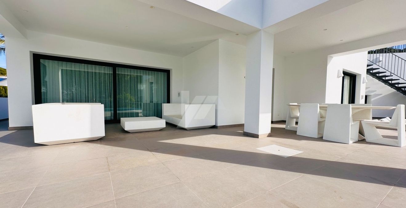 Villa moderne exclusive de plain-pied à Moraira, à deux pas de la mer et de tous les services.