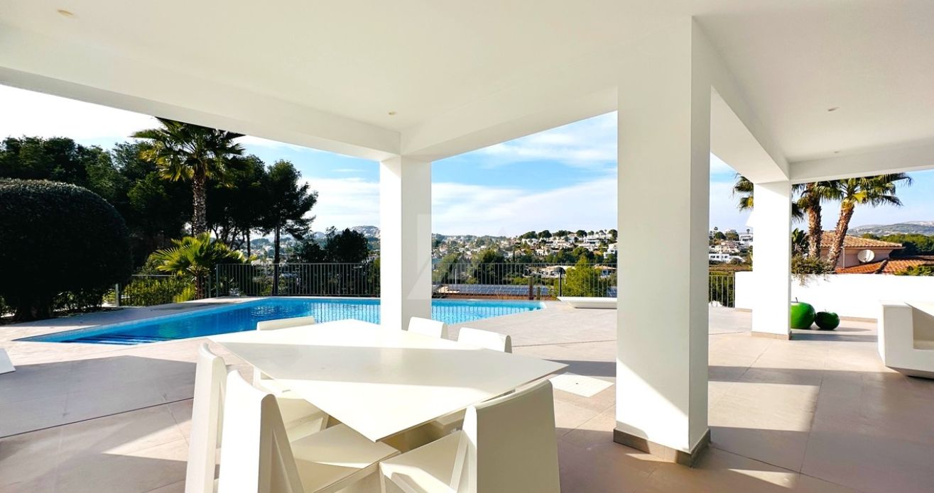 Villa moderne exclusive de plain-pied à Moraira, à deux pas de la mer et de tous les services.