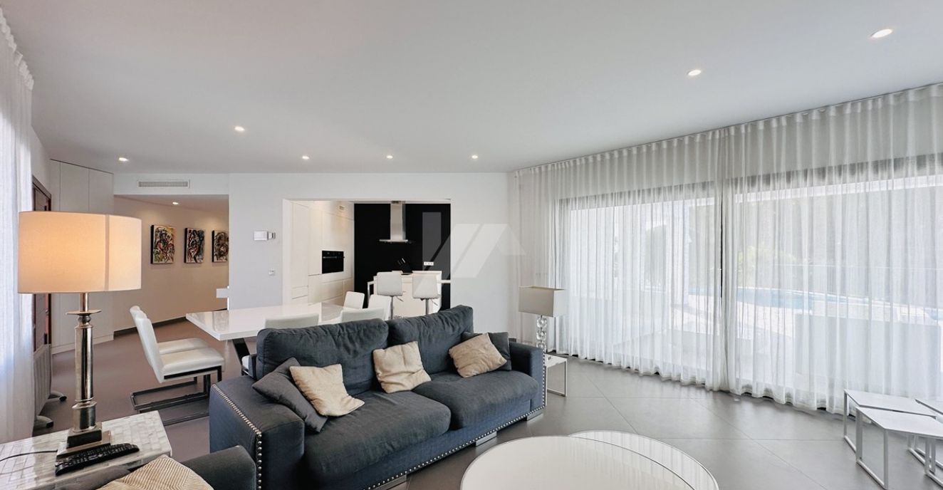 Villa moderne exclusive de plain-pied à Moraira, à deux pas de la mer et de tous les services.