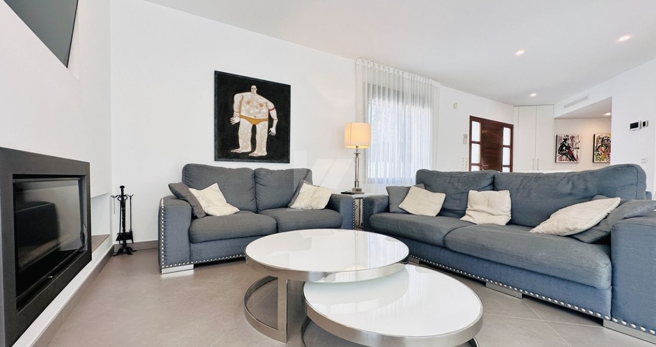 Villa moderne exclusive de plain-pied à Moraira, à deux pas de la mer et de tous les services.