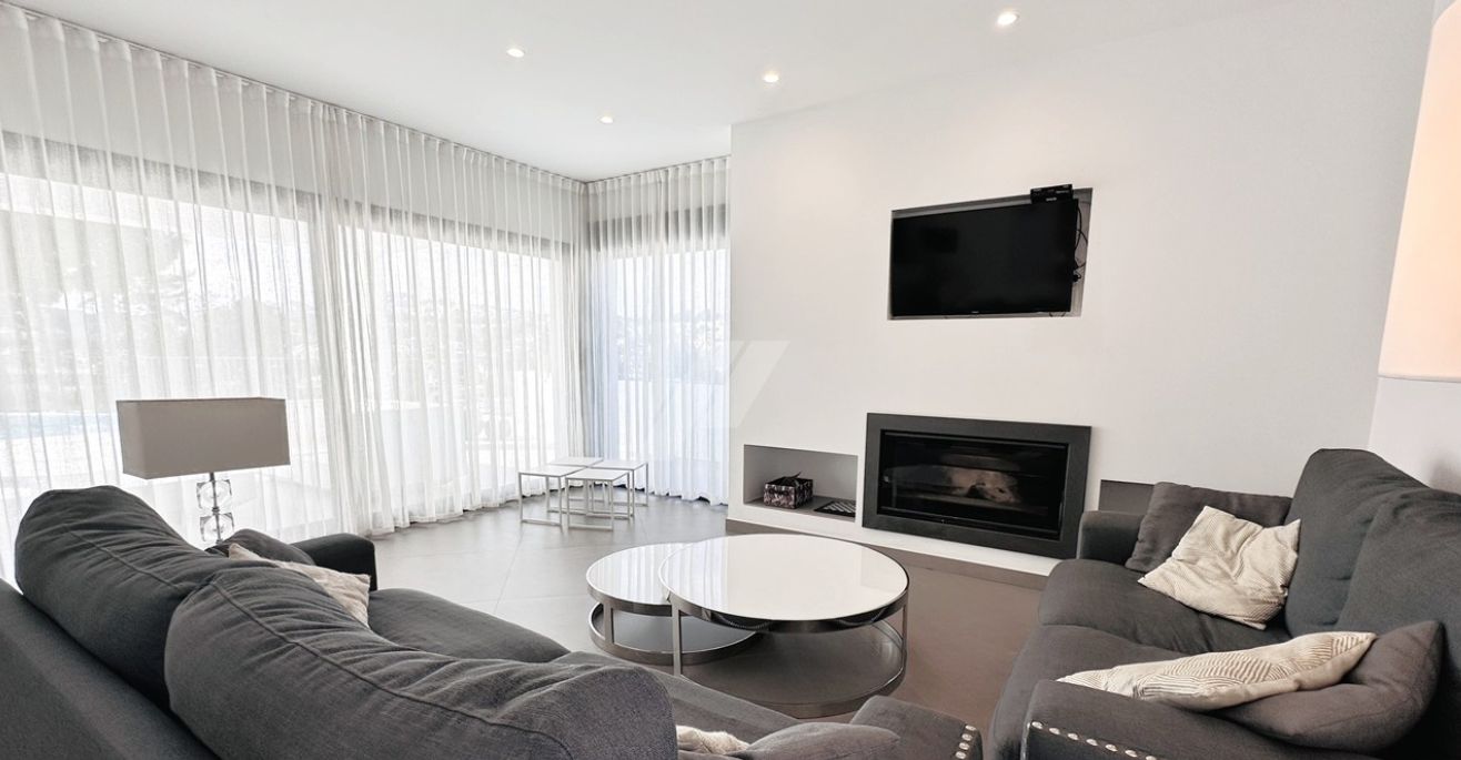Villa moderne exclusive de plain-pied à Moraira, à deux pas de la mer et de tous les services.