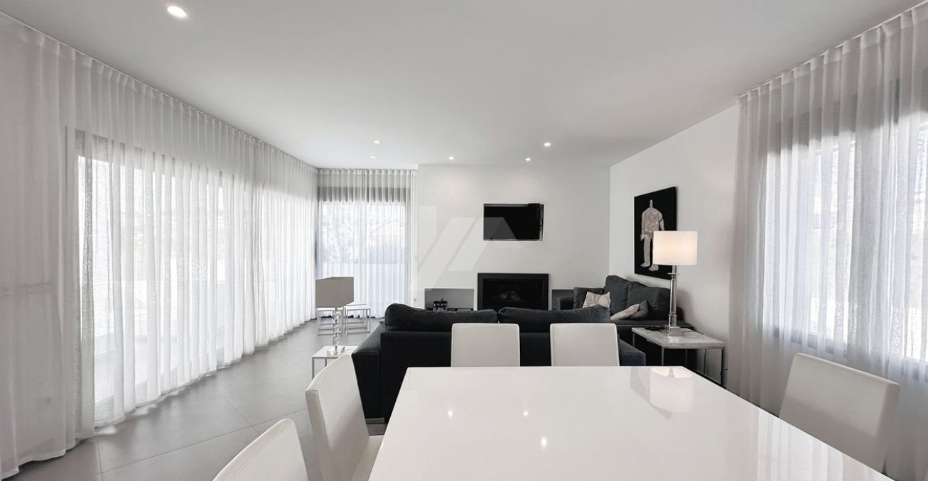 Villa moderne exclusive de plain-pied à Moraira, à deux pas de la mer et de tous les services.
