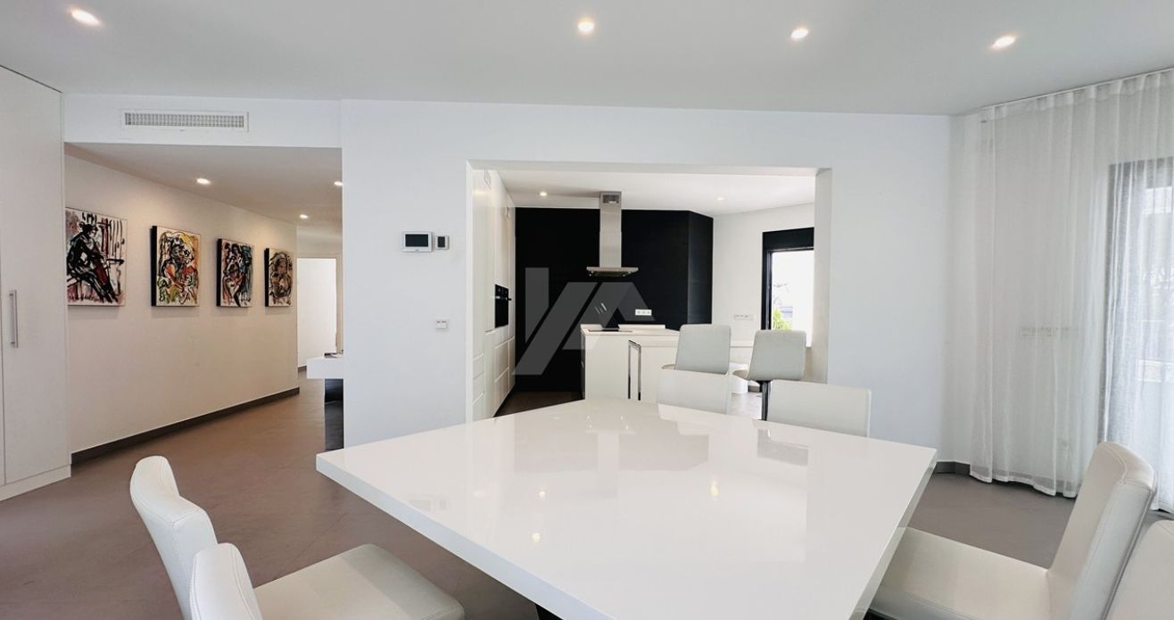 Villa moderne exclusive de plain-pied à Moraira, à deux pas de la mer et de tous les services.