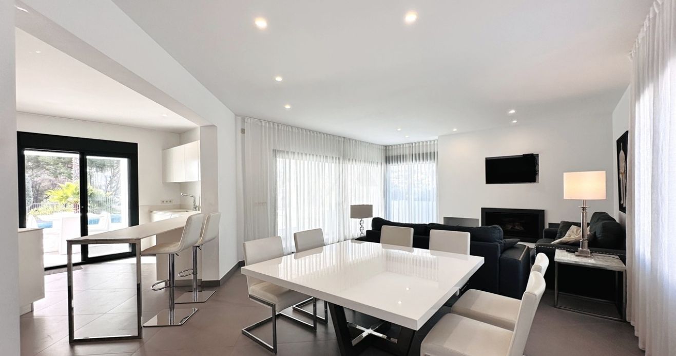 Villa moderne exclusive de plain-pied à Moraira, à deux pas de la mer et de tous les services.