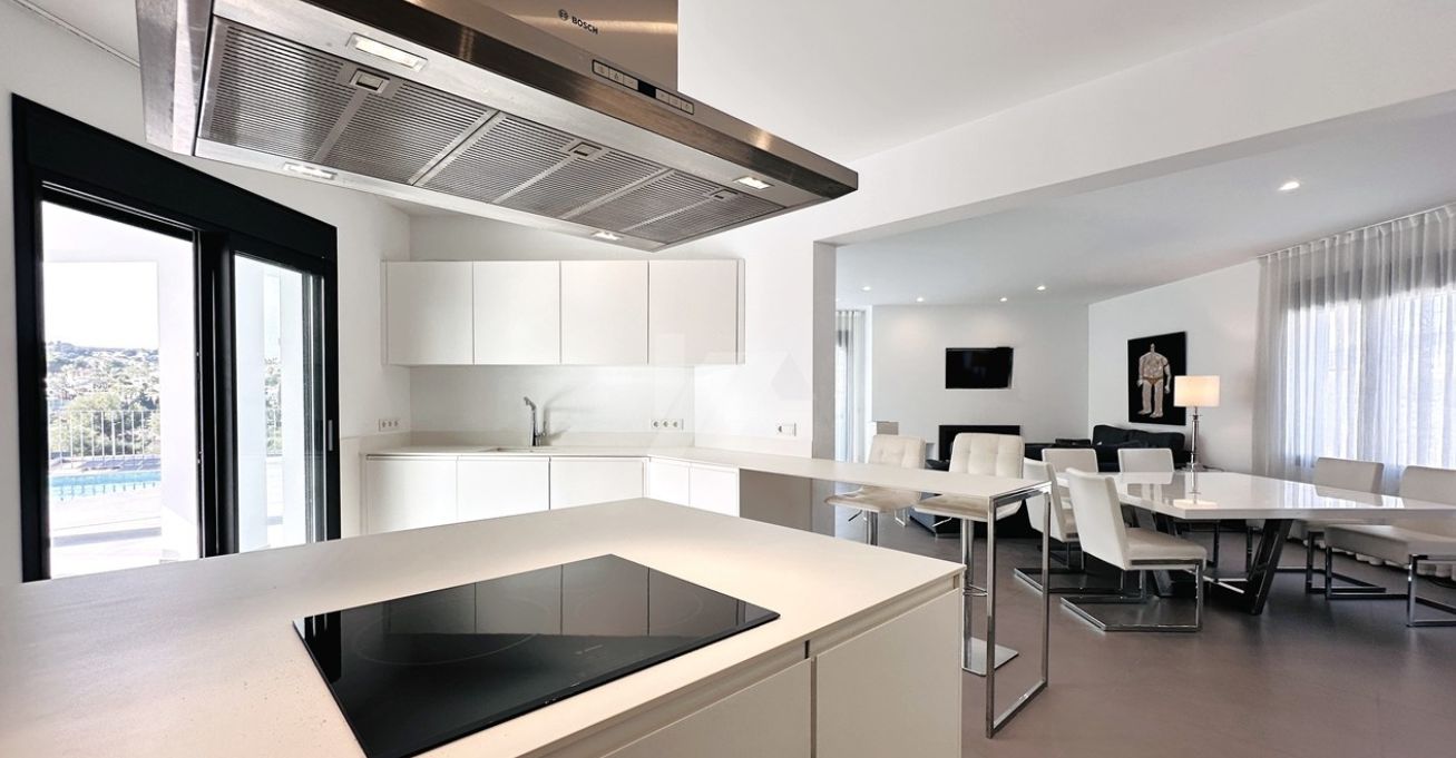 Villa moderne exclusive de plain-pied à Moraira, à deux pas de la mer et de tous les services.