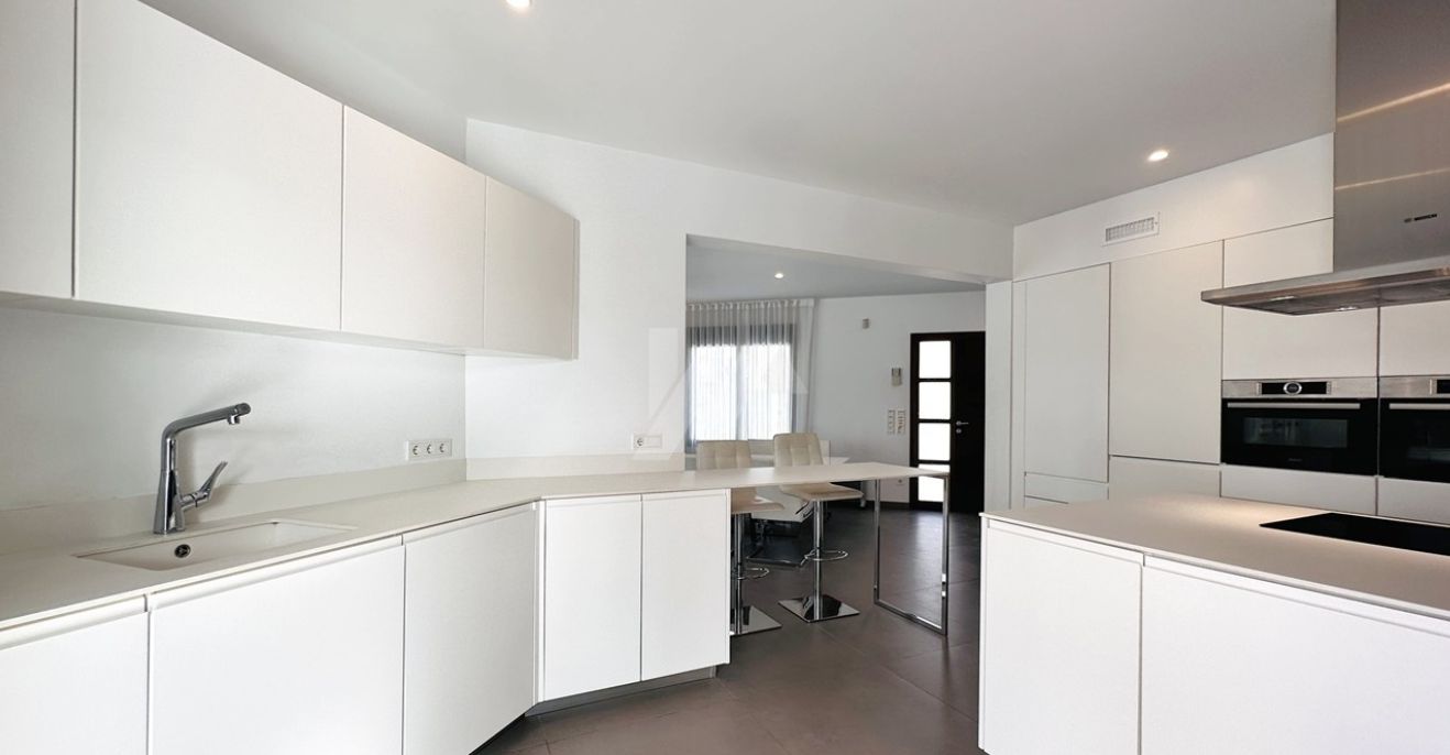 Villa moderne exclusive de plain-pied à Moraira, à deux pas de la mer et de tous les services.