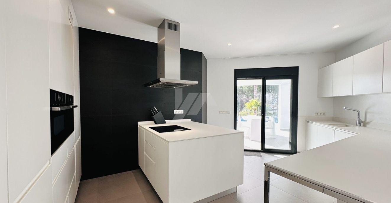 Villa moderne exclusive de plain-pied à Moraira, à deux pas de la mer et de tous les services.