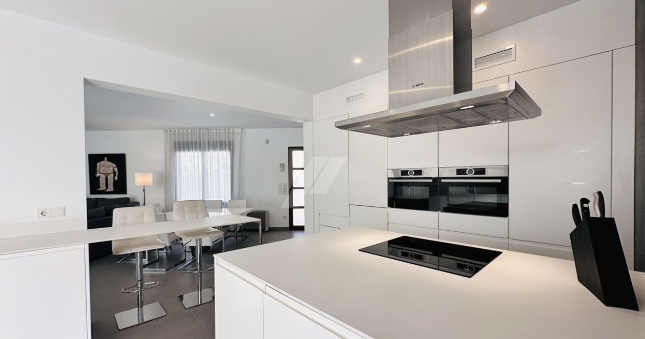Villa moderne exclusive de plain-pied à Moraira, à deux pas de la mer et de tous les services.