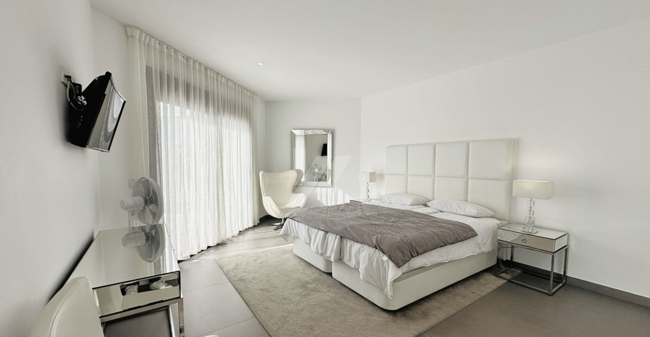 Villa moderne exclusive de plain-pied à Moraira, à deux pas de la mer et de tous les services.