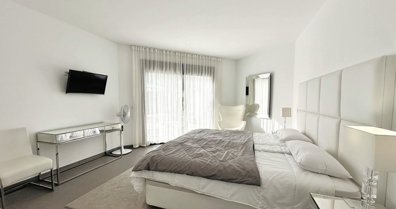 Villa moderne exclusive de plain-pied à Moraira, à deux pas de la mer et de tous les services.