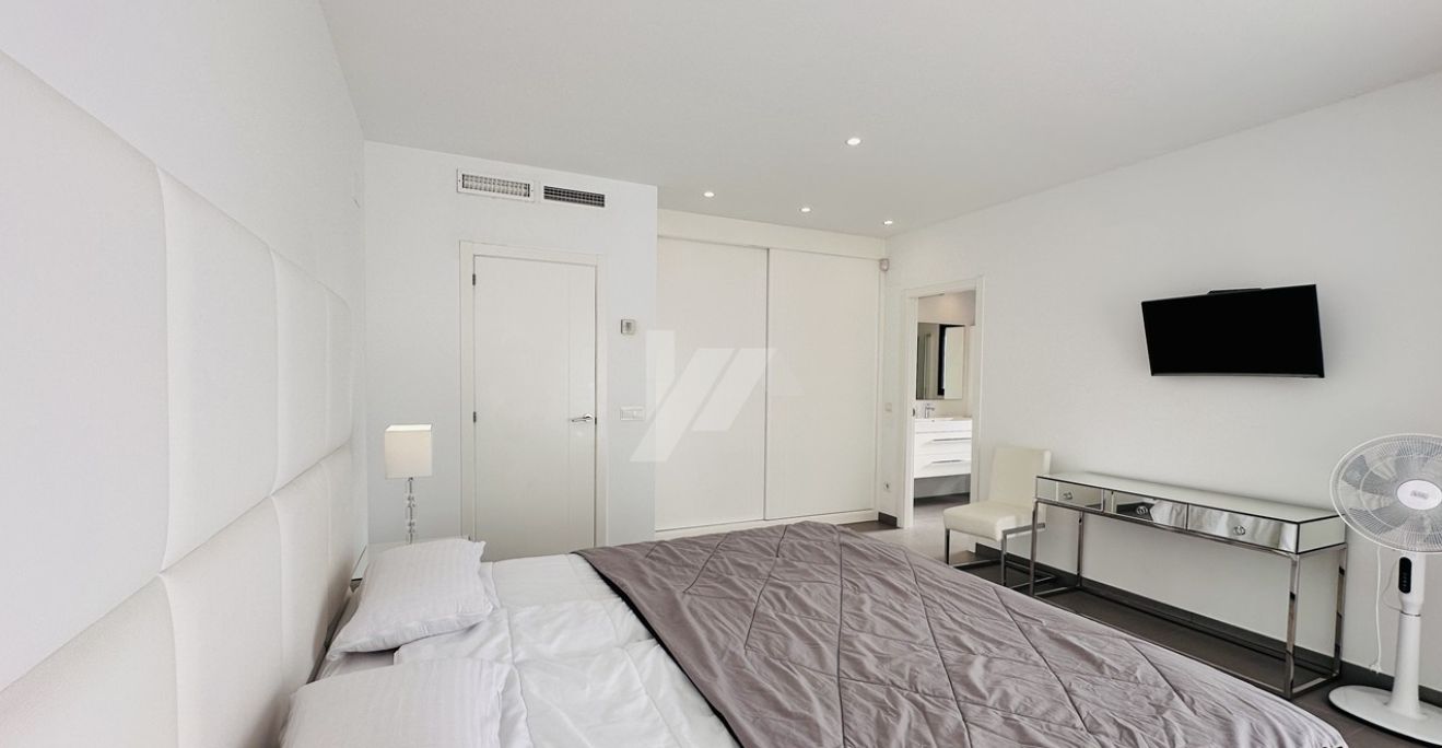 Villa moderne exclusive de plain-pied à Moraira, à deux pas de la mer et de tous les services.