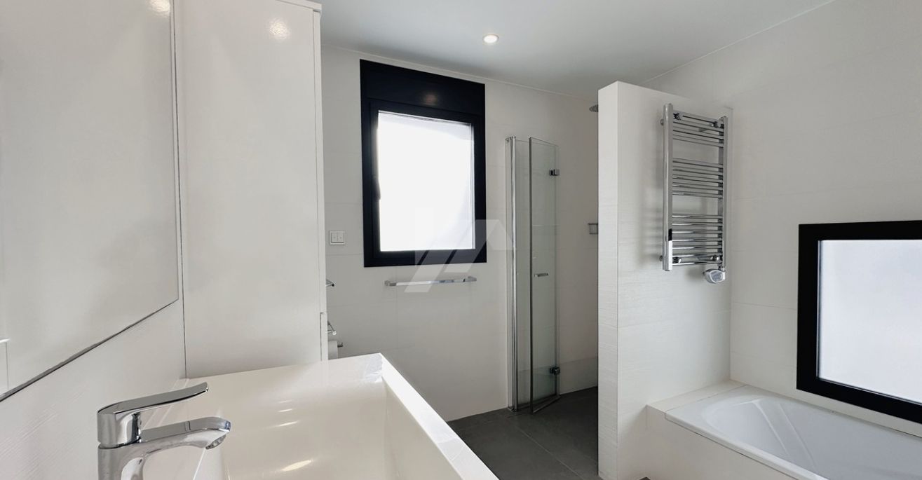 Villa moderne exclusive de plain-pied à Moraira, à deux pas de la mer et de tous les services.